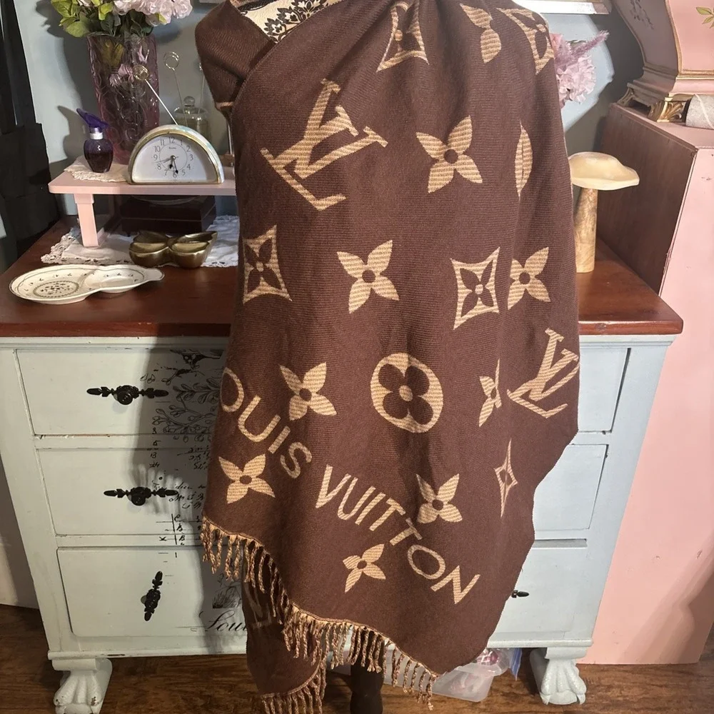 Louis Vuitton 65% Cashmere 35% Silk Monogram Scarf Made in Italy: 73x26